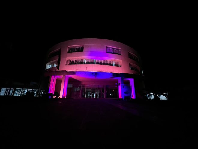 Hospital de Santa Cruz ilumina su fachada en conmemoración de la lucha contra el cáncer de mama