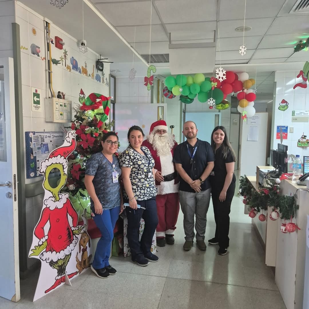 El Viejito Pascuero llegó al Servicio de Pediatría! 