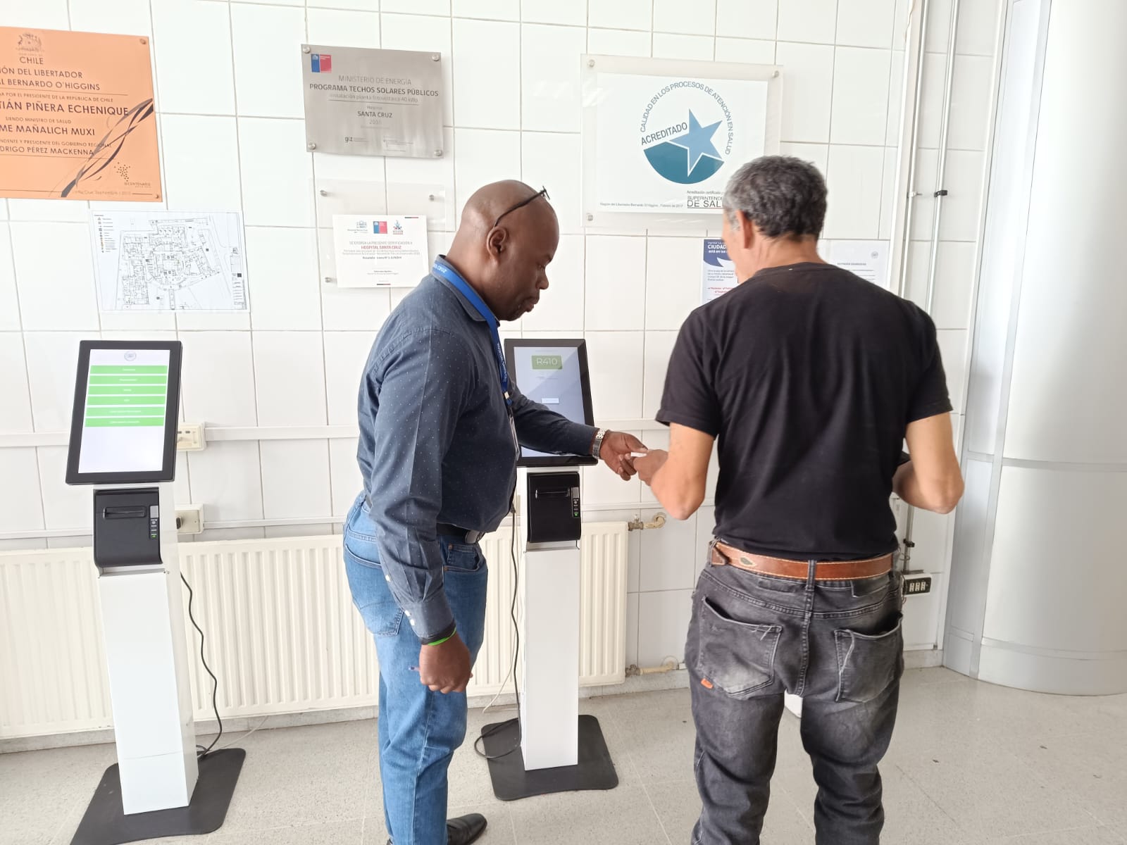 Hospital de Santa Cruz refuerza orientación a usuarios sobre el uso de tótems de atención